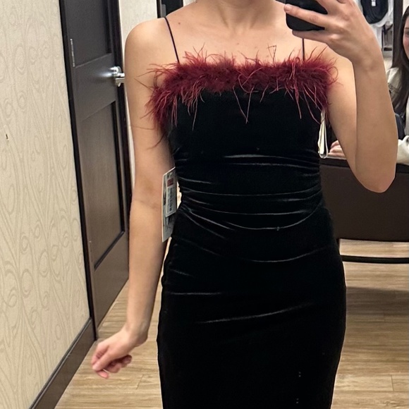 Honey & Rosie black velvet dress with slit & maroon feather trim - XS - Picture 2 of 7